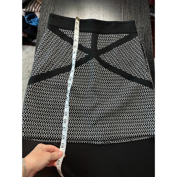 Contemporary Black and White SMITH wool blend mini skirt - Picture 3 of 7
